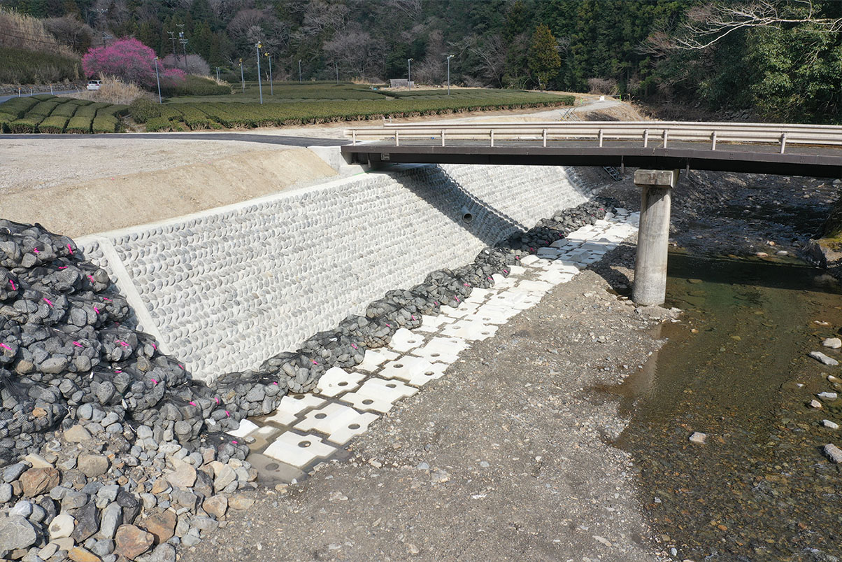 令和5年度［第35-B3532-01号］一級河川伊久美川5年災害復旧工事5年災査定第34号（護岸工）
